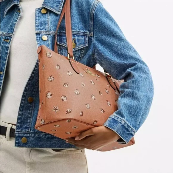 New Coach Gallery Tote Bag With Shell Print